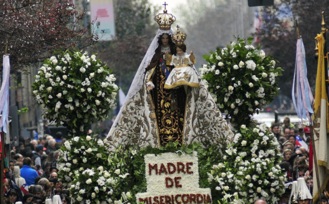 27 de Septiembre de 2015 /SANTIAGO En la catedral Metropolitana en el centro de la capital, se celebro la fiesta religiosa de la Virgen del Carmen , cientos de personas pudieron ver la procesión que recorrió varias calles del centro de Santiago. FOTO: SEBASTIAN BELTRAN/AGENCIAUNO